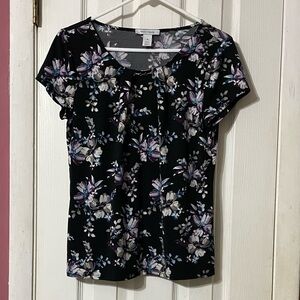 White House Black Market Floral Short Sleeve Blouse Metal Accent